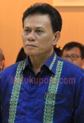 Ambon, Malukupost.com - Para Petani Dan Nelayan di Maluku bakal memiliki kartu identitas yang dikhususkan masyarakat yang memiliki profesi sebagai nelayan maupun petani, Kartu Nelayan dan kartu Tani akan diterbitkan, pada tahun 2017 mendatang. “Kartu petani dan nelayan sangat penting, sehingga tidak semua orang mengaku bahwa dirinya petani dan nelayan. Dimana dalam kartu tersebut ada by name by addres dan terkoneksi dengan nomor induk kependudukan,”ujar Asisten III Setda Maluku, Zuklifi Anwar di Ambon, Rabu (21/9). Dijelaskan Anwar, kartu ini nantinya akan memberikan kemudahan-kemudahan bagi para petani dan nelayan. Salah satunya dalam membeli Bahan Bakar Minyak (BBM) bersubsidi. Selain itu, dapat menjawab persoalan yang selama ini menjadi hambatan dari petani dan nelayan, mulai dari sisi akses permodalan untuk usaha, maupun akses kemudahan mendapatkan pupuk, bibit dan lain sebagainya. Anwar menambahkan, pihaknya akan bekerja sama dengan stakeholder terkait dalam hal ini Bank BRI untuk menyiapkan apa yang menjadi kebutuhan dari petani dan nelayan. Sedangkan menyangkut jumlah nelayan, sesuai data kementrian perikanan, nelayan yang ada di Maluku mencapai sebanyak 150 ribu nelayan, sedangkan jumlah pertanian ini belum diketahui pasti dan akan mulai di data sesuai kartu tani. “Kita provinsi hanya memfasilitasi dan menjembatani apa yang menjadi permasalahan di kabupaten/kota,” tuturnya. Anwar katakan, jika program ini berjalan dengan baik, maka dalam satu sampai dua tahun kedepan indikator pertumbuhan ekonomi akan mengalami peningkatan, tingkat kemiskinan dan pengangguran bisa mengalami penurunan. (MP-7)