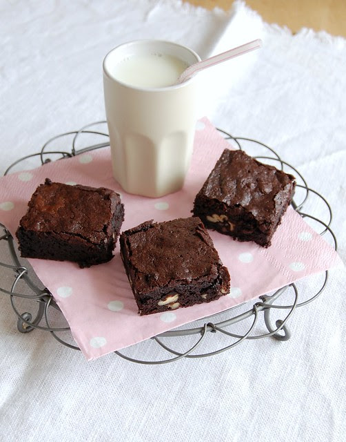 Cocoa brownies with brown butter and pecans / Brownies de cacau com manteiga queimada e pecãs
