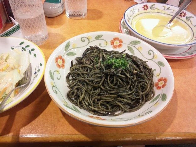 晩飯はサイゼリヤでイカスミパスタ 写真共有サイト フォト蔵
