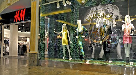 Sucesso: A coleção Versace colorido viu hordas de compradores de filas durante a noite, há duas semanas