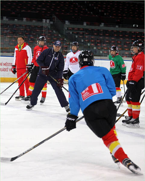 Hacia Los Juegos Olimpicos De Invierno Pekin 2022 Equipo Juvenil De Hockey Sobre Hielo De China Entrena En La Republica Checa