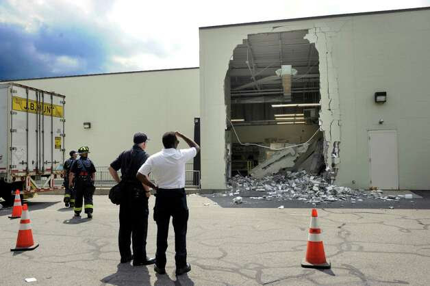 wall behind DSW Design Shoe Warehouse on Mill Plain Road in Danbury ...