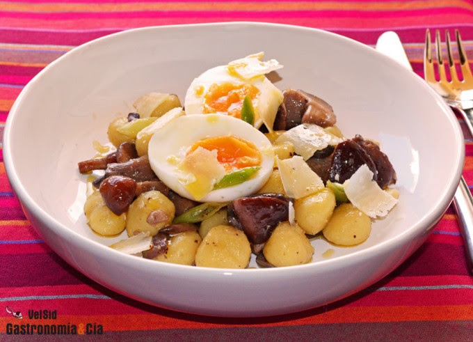 Gnocchi con setas y huevo