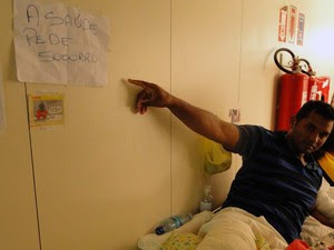 Homem internado no corredor do Hospital Walfredo Gurgel faz protesto (Foto: Ricardo Araújo/G1)