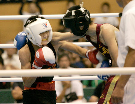 近畿インターハイ 第４日 ボクシング 浦上８強逃す ボクシングライトフライ級３回戦 ３回 ボディーブローを決める高松工の浦上 左 平群町総合ｓｃ 体育館 四国新聞社