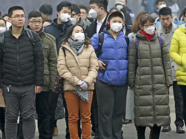 Chineses usam máscaras nas ruas de Pequim (Foto: Damir Sagolj / Reuters)