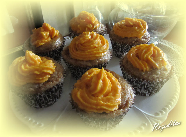 CUPCAKES ESPECIADOS CON FROSTING DE CALABAZA Y QUESO