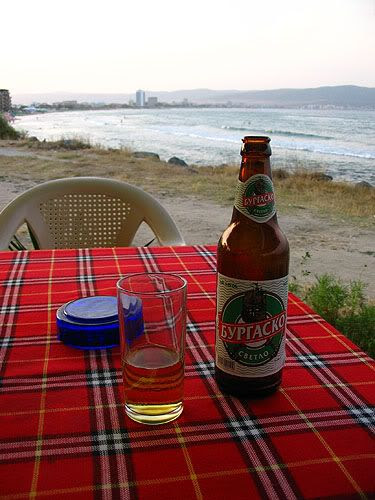 uma cerveja em frente ao mar