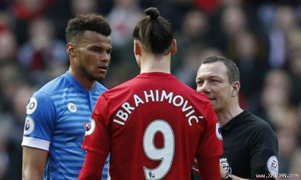 Mings và Ibrahimovic nói chuyện với trọng tài Kevin Friend. Ảnh: Reuters.