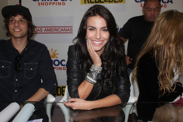 Elenco de "Rebeldes" autografa cds em shopping carioca (Foto: Fabio Martins / AgNews)