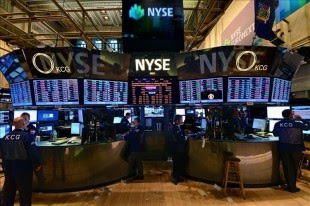 Pocos minutos después de iniciada la jornada de contrataciones en el parque neoyorquino, el índice Dow Jones de Industriales retrocedía un 0,12 % (-18,17 puntos) hasta ubicarse en las 14.918,07 unidades. EFE/Archivo
