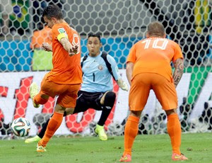 Robin van Persie e Keylor Navas jogo Holanda x Costa Rica (Foto: AP)