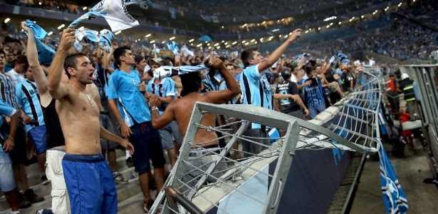 Torcida do Grêmio faz a festa mesmo após a queda da divisória contra a LDU 