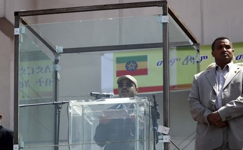 Ethiopia's Prime Minister Meles Zenawi stands behind a transparent bullet-proof screen as he addresses supporters of the Ethiopian People's Revolutionary Democratic Front (EPRDF) party at the Meskel Square in Addis Ababa, May 25, 2010. Zenawi urged the international community on Tuesday to respect his landslide election win and said foreign forces could not overturn the outcome and blood should not be shed. REUTERS/Thomas Mukoya (ETHIOPIA - Tags: ELECTIONS POLITICS)