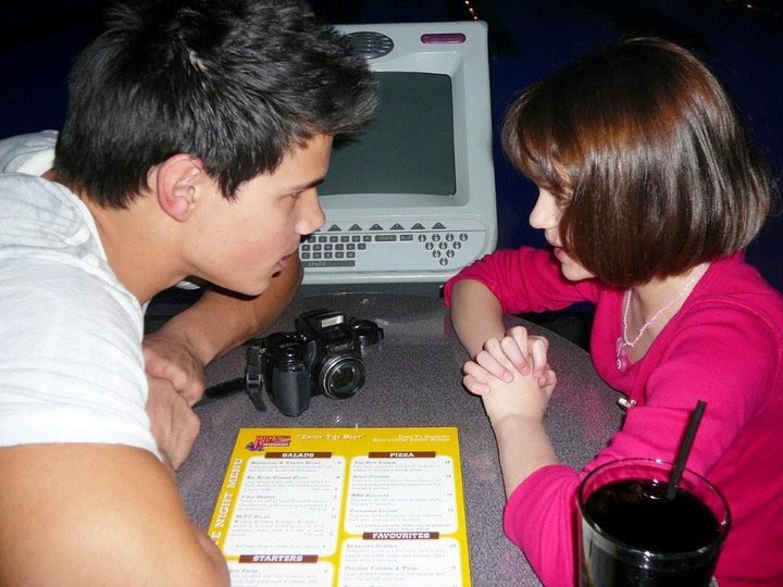 Selena Gomez And Taylor Lautner At The Beach. Taylor Lautner, Selena Gomez