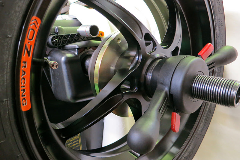 モトショップハマ ゼウス オートバイタイヤホイルのホイールバランスしかもダイナミックバランス調整が出来る最新式のタイヤバランサーを導入しました