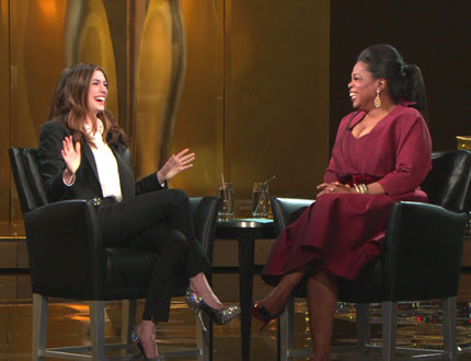 anne hathaway catwoman pictures. Anne Hathaway Confirms