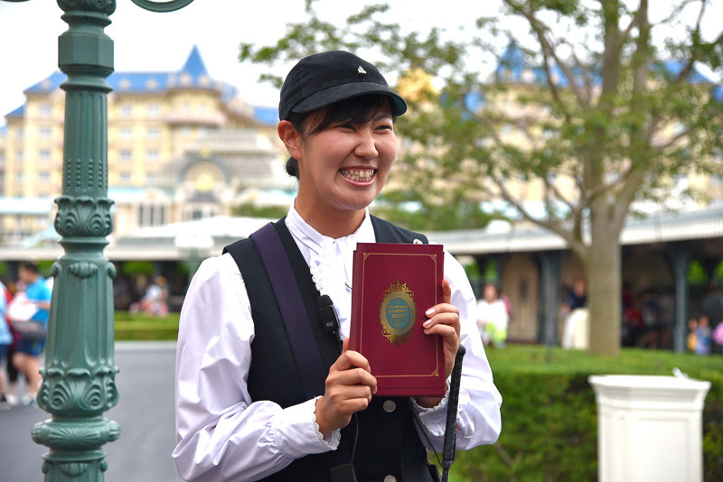 魅力たっぷりパークの魔法を紐解く 東京ディズニーランドの新ガイドツアーに参加 ディズニーテーマパークのこだわりを解説付きで楽しめるスペシャルツアー トラベル Watch