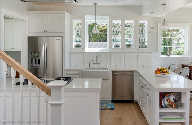 Kitchen cabinet is pre-finished maple with shaker-style doors Small kitchen with shaker cabinets #shakercabinets #smallkitchen