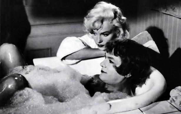A comédia 'Quanto Mais Quente Melhor' (1959) deve muito de seu estrondoso sucesso ao desempenho de Marilyn Monroe (1926-1962) e Tony Curtis (1925-2010), que já haviam namorado antes. Mas, quando foram gravar esse filme, o clima entre eles era dos piores. Curtis posteriormente disse que beijar Monroe foi como "beijar Hitler" e que, na cena em que os dois dão uns amassos no iate, ela quase o engasgou com a língua. (Foto: Reprodução)