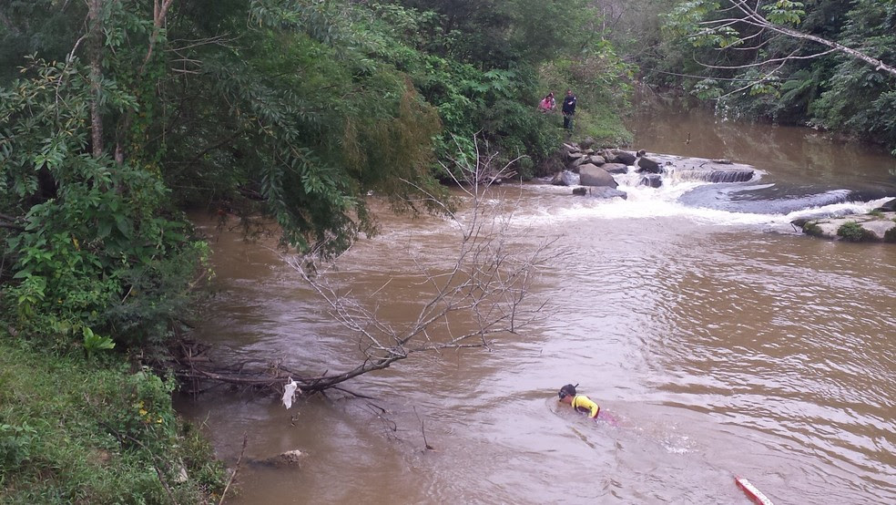 Bombeiros buscam desaparecidos em rio de Biguaçu nesta sexta (14) (Foto: Corpo de Bombeiros/Divulgação)