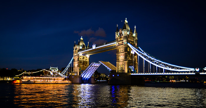 Тауэрский мост в Лондоне: ночной кадр