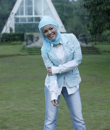 28 Ide Model Busana Muslim Dewi Sandra