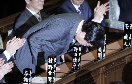Yoshihiko Noda saluda a los diputados tras ser elegido primer ministro, el martes, en Tokio. 
