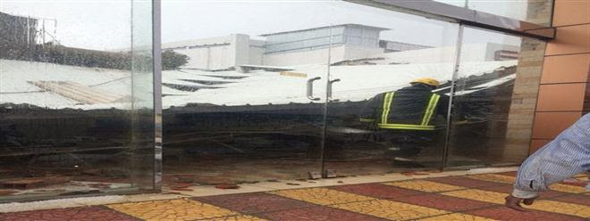 صور : الأمطار الغزيرة تتسبب بانهيار سقف صالة سيارات فى السعودية