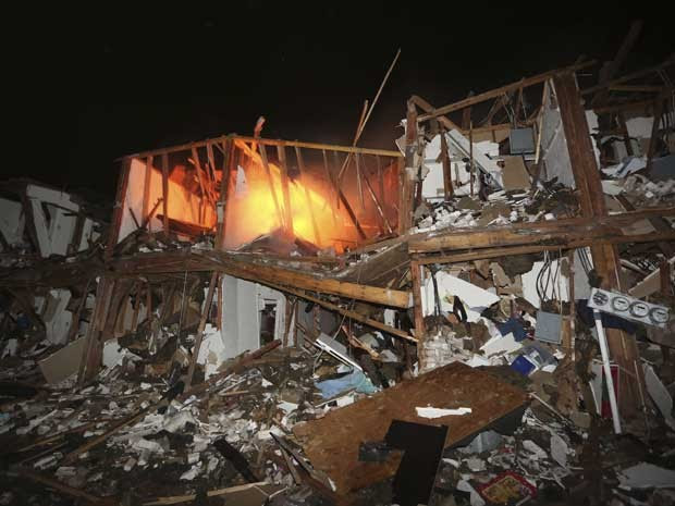 Imóveis destruídos pelo fogo. (Foto: LM Otero / AP Photo)