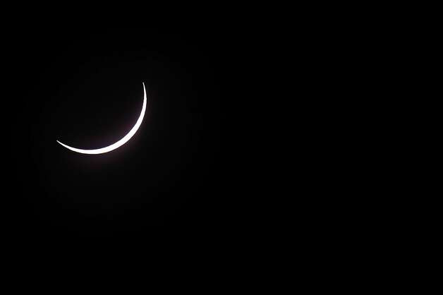 Near totality is seen during the solar eclipse at Palm Cove on November 14, 2012 in Palm Cove, Australia. Thousands of eclipse-watchers have gathered in part of North Queensland to enjoy the solar eclipse, the first in Australia in a decade. Photo: Ian Hitchcock, Getty Images / SF