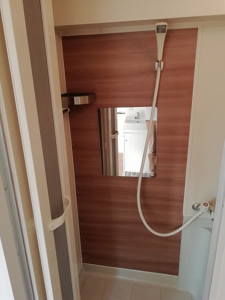 ユニットバスのお風呂用シート貼りで補修 グレードアップ 福岡の壁紙張替え屋さん カバさんマークの壁紙クロスの張替え屋240