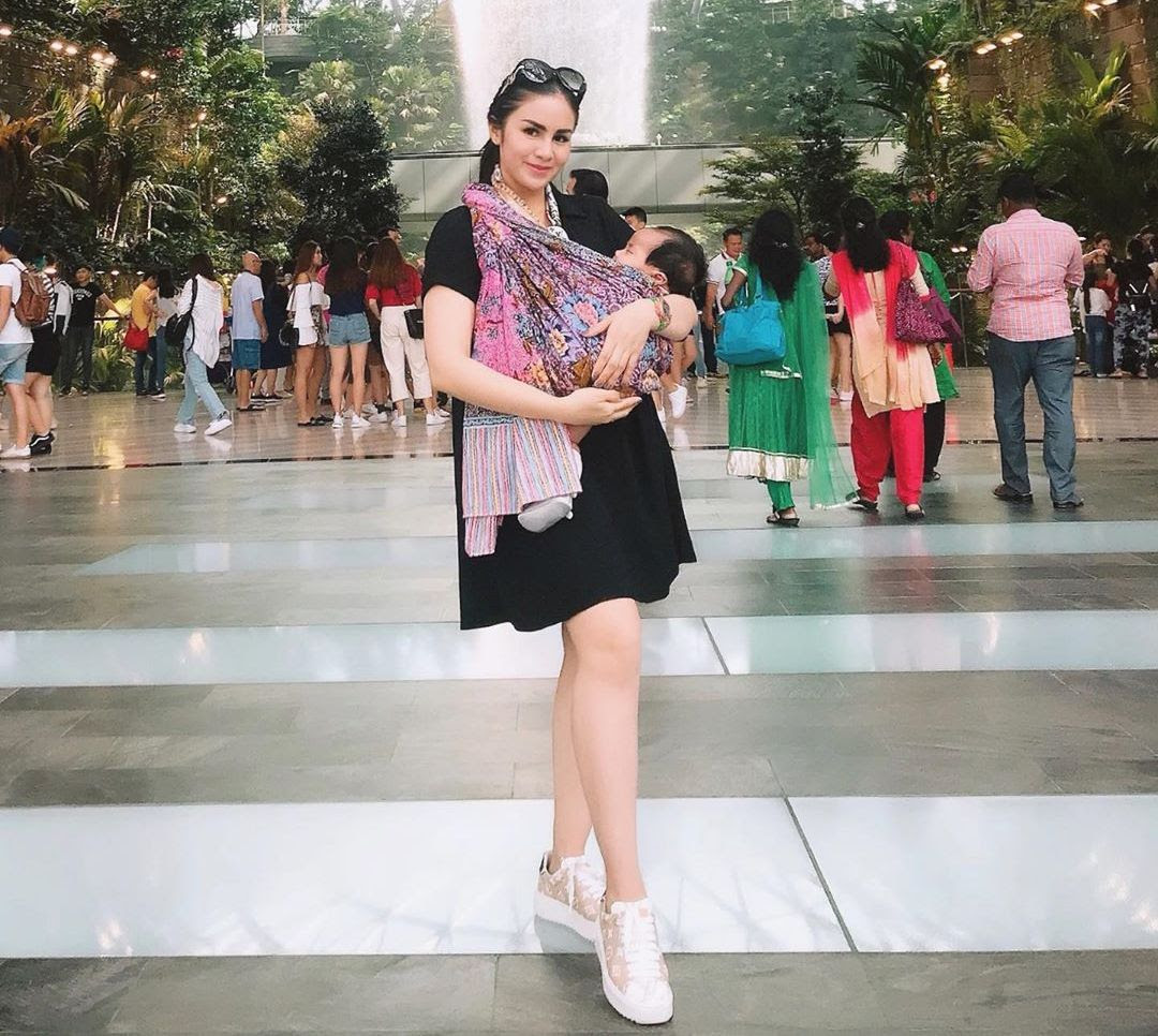 Penampilan Momo Geisha Saat Gendong Anak Pakai Jarik Jadul Jadi Sorotan Semua Halaman Stylo