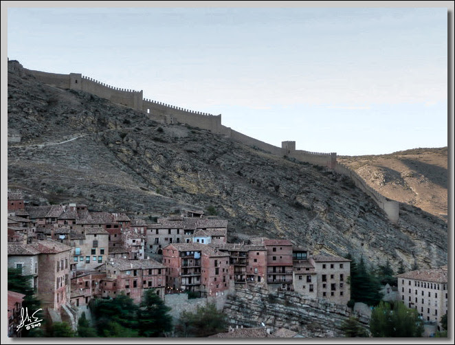PUEBLO Y MURALLAS AL FONDO M