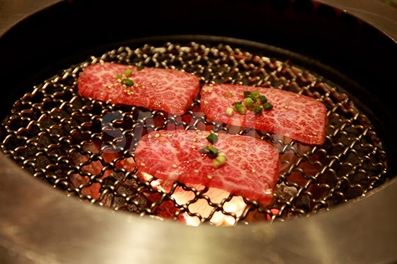 網焼きの特上カルビ 焼肉 の写真 フォト素材 無料 商用可能 写真 テクスチャー フリー配布素材サイト