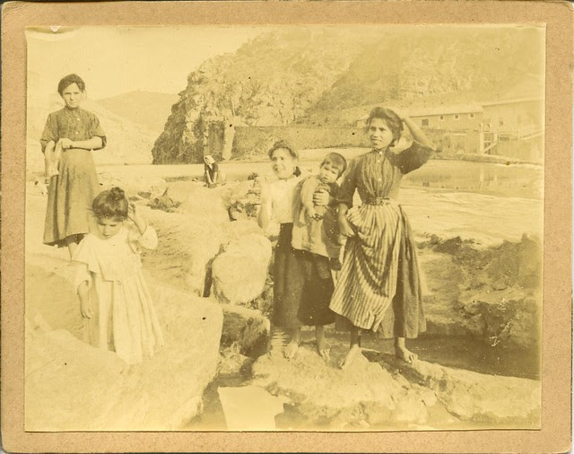 Lavanderas junto al Tajo a principios del siglo XX. Fotografía de D. Pedro Román Martínez. Diputación de Toledo, Centro de Estudios Juan de Mariana