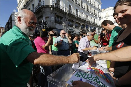 Consulta sobre los recortes, la reforma educativa y el decreto de becas, ayer en las calles de Madrid.
