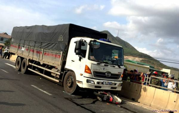 Hiện trường vụ tai nạn do người đàn ông chạy xe máy ngược chiều vào làn ôtô trên quốc lộ. Ảnh: Tuấn Kiệt.