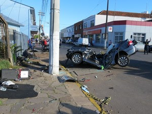 Diversas partes do carro ficaram espalhadas pela via (Foto: Altamir Oliveira / Rádio Estação FM)