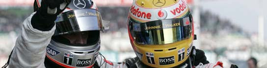 Alonso y Hamilton se abrazan, nada más acabar la carrera en Sepang (Reuters).