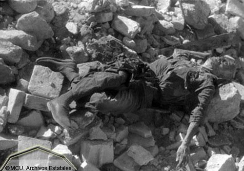 Asaltantes republicanos muertos entre las ruinas del Alcázar. Foto Erich Andres. Ministerio de Cultura. Centro Documental de la Memoria Histórica