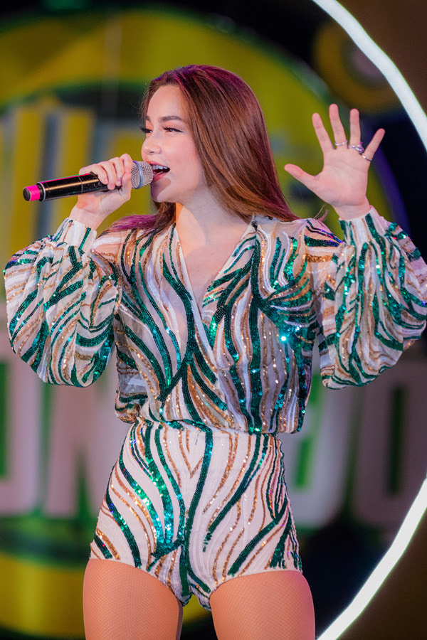 Á hậu Huyền My ngồi đất cổ vũ Sơn Tùng M-TP