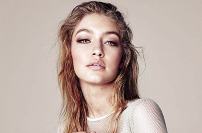 Foto: Lihatlah ada yang aneh dalam foto cover majalah Vogue edisi perayaan ultah ke-125 http://ift.tt/20kt43r - Berita Terkini Vogue Terbaru Hari Ini -Dalam rangka merayakan ulang tahun ke-125 tahun, cover majalah Vogue mengambil tema perbedaan dengan menampilkan sejumlah model terkenal. Mulai dari Kendall Jenner, Liu Wen, Ashley Graham, Adwoa Aboah, Vittoria Ceretti, dan Imaan Hammam, hingga Gigi Hadid berfoto bersama untuk merepresentasikan kecantikan yang beragam. 