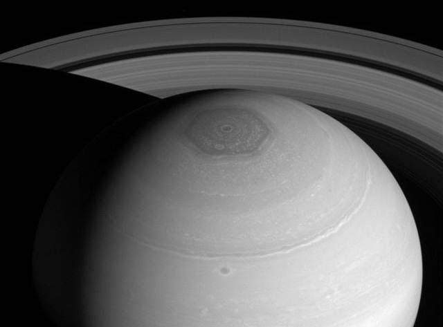 Los puntos del hexágono rotan sobre su centro casi al mismo ritmo que Saturno rota sobre su eje. 