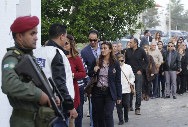 Pessoas fazem fila do lado de fora de local de votação na Tunísia neste domingo (23); país elege presidente em primeira eleição direta desde a revolução de 2011 (Foto: Anis Mili/Reuters)