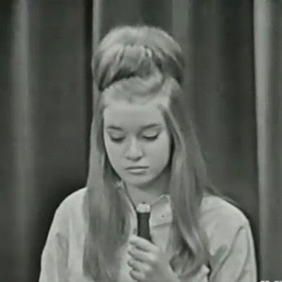 modernette:

the60sbazaar:

Mary Weiss of the Shangri-Las 

Insane hair goals
