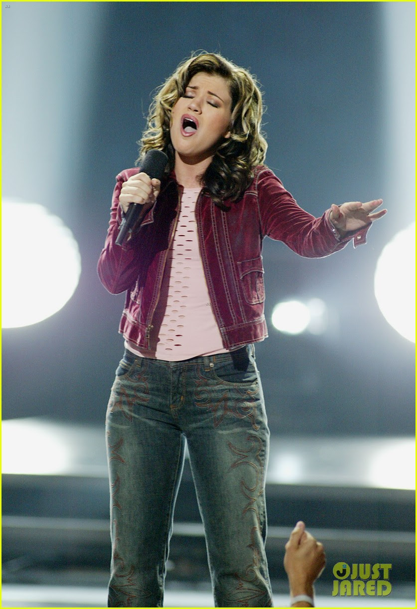 Kelly Clarkson Celebrates the Anniverary of Winning