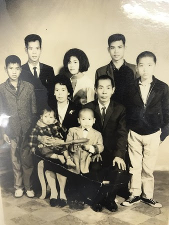 洪團樟(右1)在嘉義竹崎長大，一家9口擠在違章矮房，曾被列為三級貧戶。(一太提供)