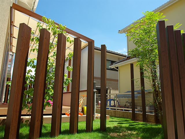 エバーアートウッド枕木風を使った目隠し Bee S Garden タカショー リフォームガーデンクラブ