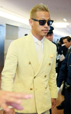 本田圭佑 黄ジャケットで帰国 ２３日に代表合宿へ合流 黄色いジャケットにサングラス姿で帰国した日本代表の本田圭佑 ２１日午後 羽田空港 四国新聞社